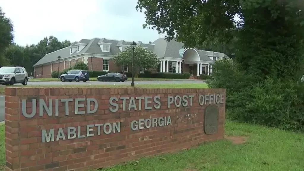 Luxury black SUV offering transportation from Atlanta Airport to Mableton GA