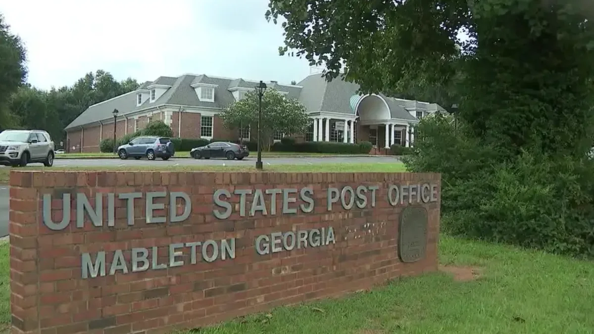 Luxury black SUV offering transportation from Atlanta Airport to Mableton GA